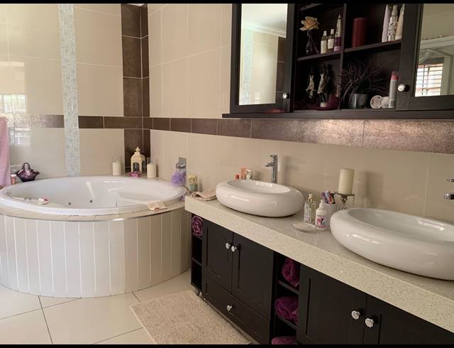 5 BEDROOM HOUSE FOR SALE IN GREENHILLS